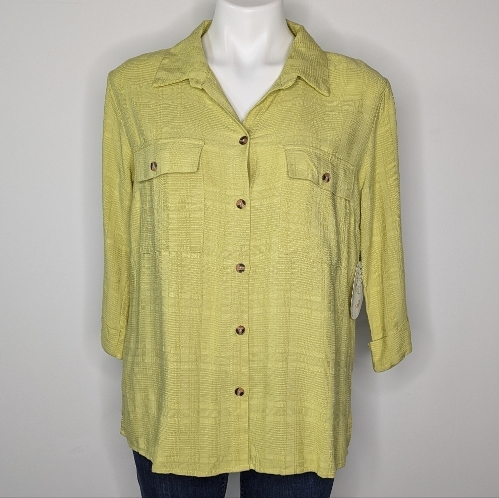 ✨3/$15 NWT Naif green/yellow 1/2 sleeve button up shirt M